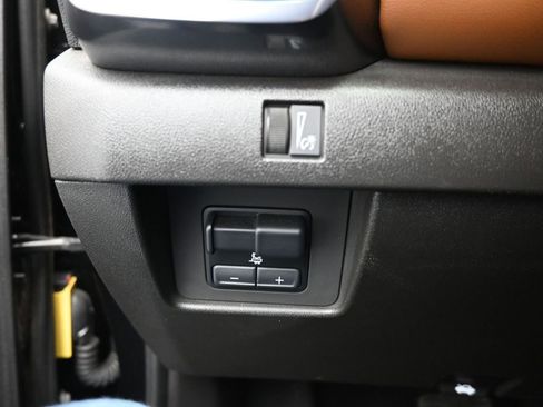 Used 2023 GMC Canyon AT4 image 13