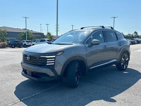 Used 2025 Nissan Kicks SR image 2