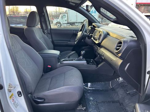 Used 2016 Toyota Tacoma TRD Sport image 29