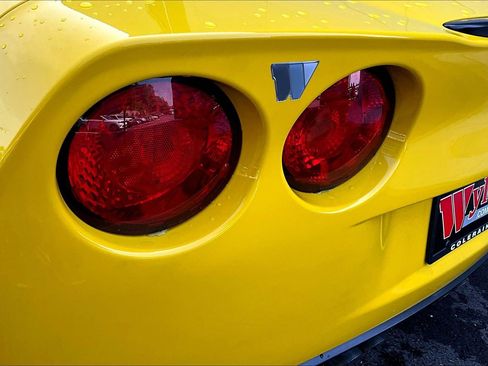 Used 2007 Chevrolet Corvette Coupe w/ Performance Package RWD image 18