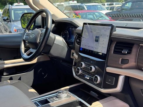 Used 2024 Ford Expedition Limited RWD image 5