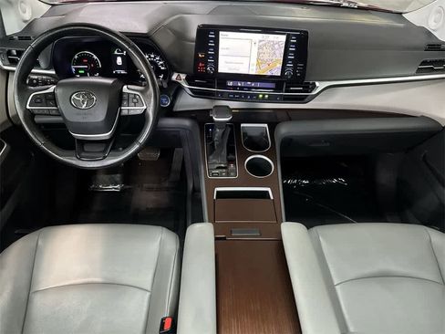 Used 2022 Toyota Sienna XLE w/ XLE Plus Package image 24