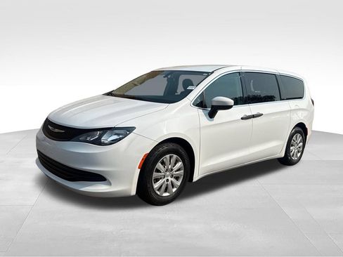 Used 2020 Chrysler Voyager L FWD image 5