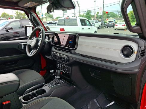Used 2025 Jeep Wrangler Unlimited Sahara AWD/4WD image 11