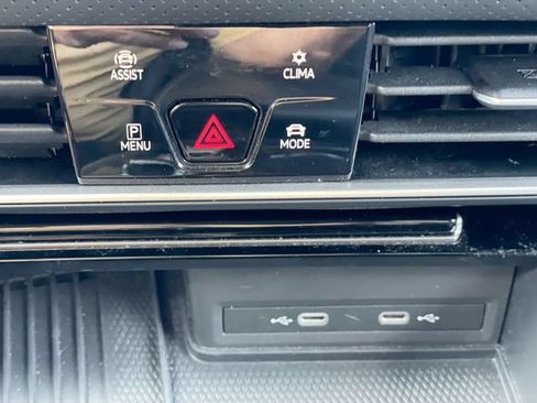 Used 2025 Volkswagen Atlas SE AWD/4WD image 24