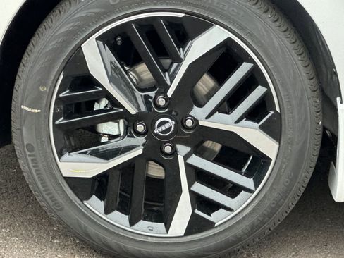 New 2025 Nissan Versa SR w/ Trunk Package image 23