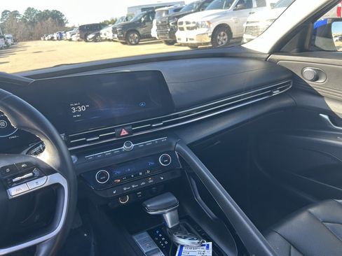 Used 2025 Hyundai Elantra SEL image 6