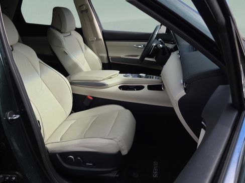 Used 2023 Genesis GV70 2.5T w/ Advanced Package image 17