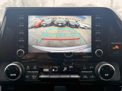 Used 2022 Toyota Highlander L FWD image 24