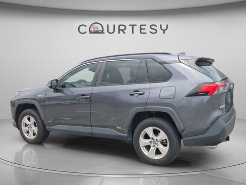 Used 2021 Toyota RAV4 XLE image 2