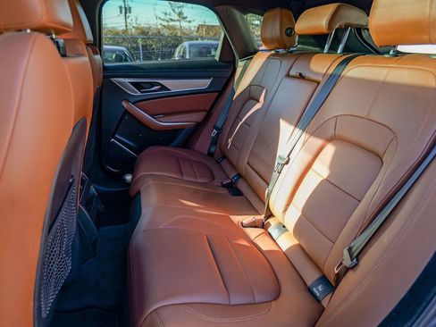 Used 2023 Jaguar F-PACE R-Dynamic S image 28