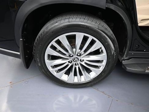 Certified 2024 Toyota Highlander Platinum FWD image 24