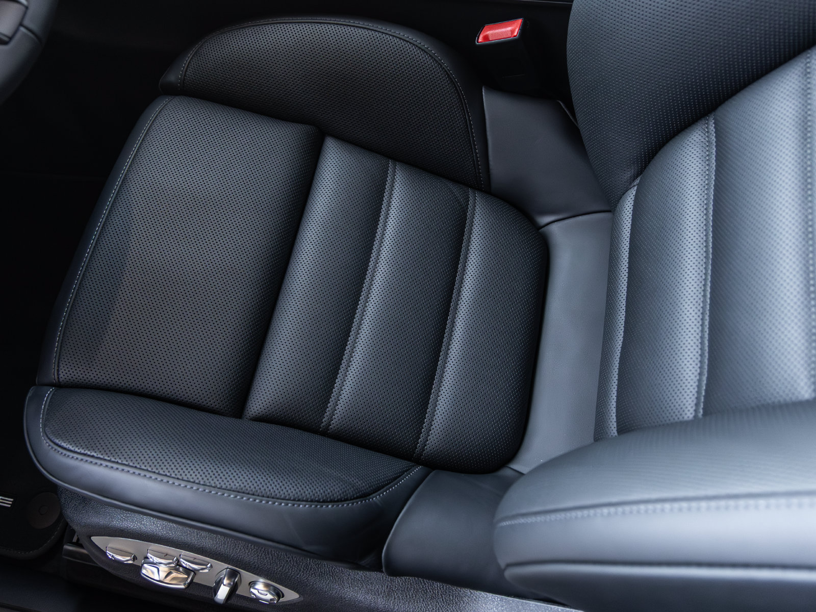 Certified 2026 Porsche Macan AWD/4WD image 28