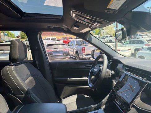 Used 2024 Jeep Grand Cherokee Laredo X image 17