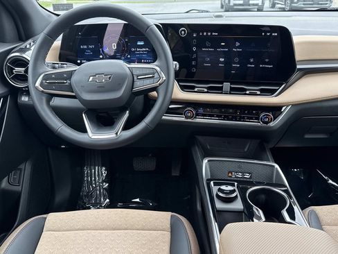 Used 2025 Chevrolet Equinox ACTIV w/ Convenience Package III AWD/4WD image 3