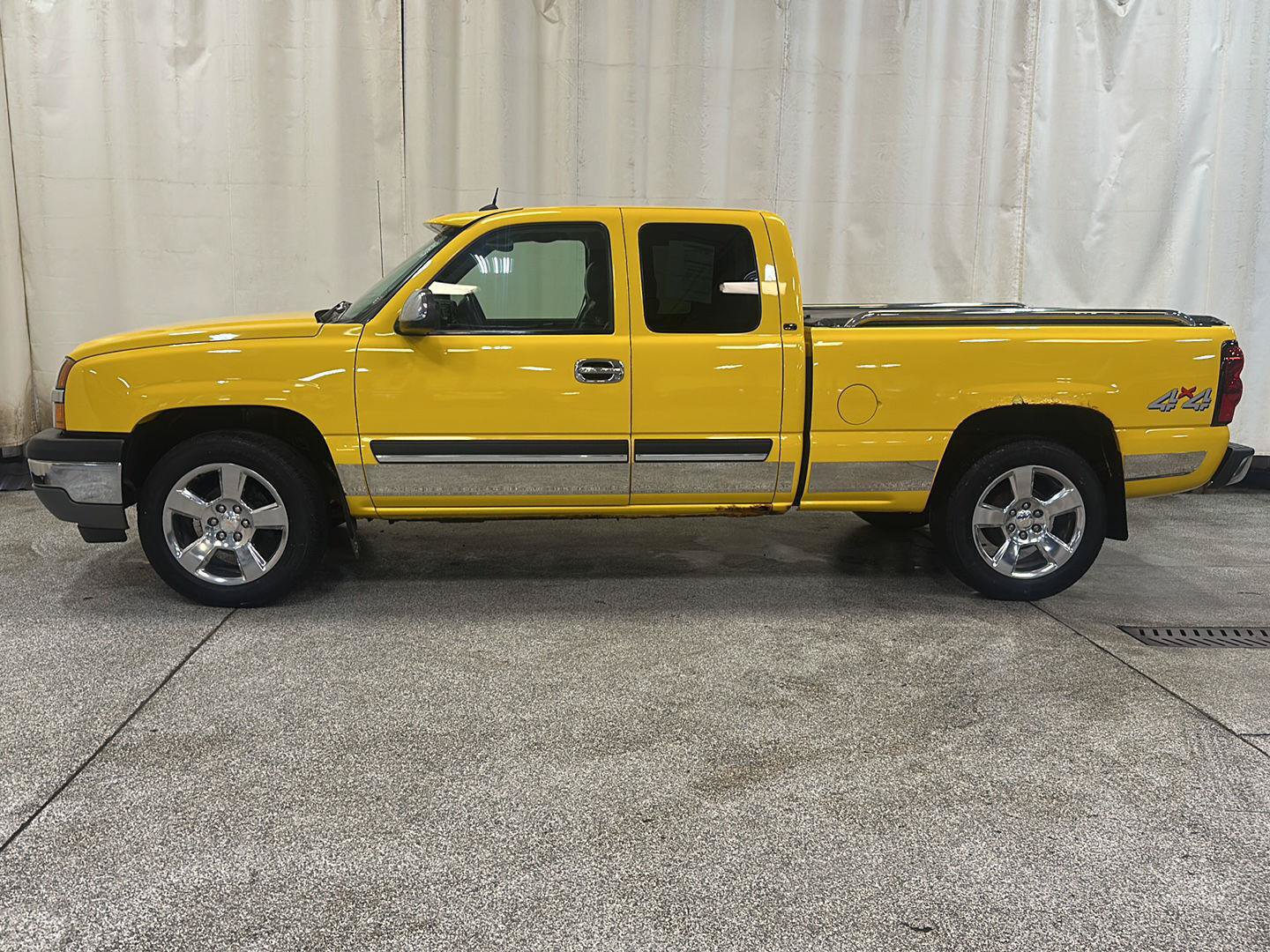Used 2005 Chevrolet Silverado 1500 LT w/ Light Duty Power Package AWD/4WD image 2