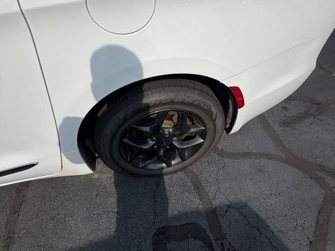 Used 2018 Chrysler Pacifica Touring-L w/ Tire & Wheel Group FWD image 10