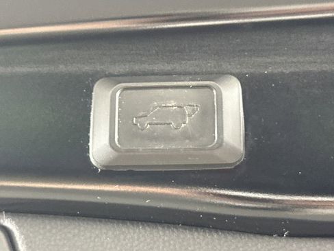 Used 2021 Toyota RAV4 XLE w/ Convenience Package FWD image 19