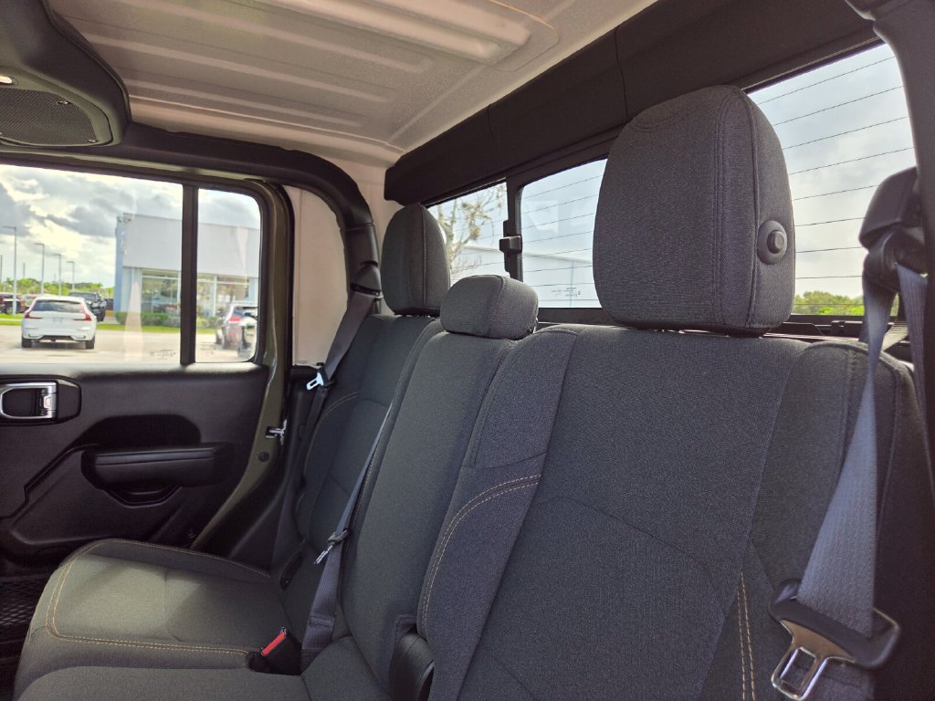 Used 2025 Jeep Gladiator Sport AWD/4WD image 21