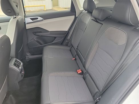 Used 2025 Volkswagen Taos SE image 13