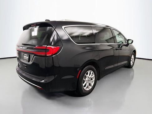 Used 2023 Chrysler Pacifica Touring-L image 7