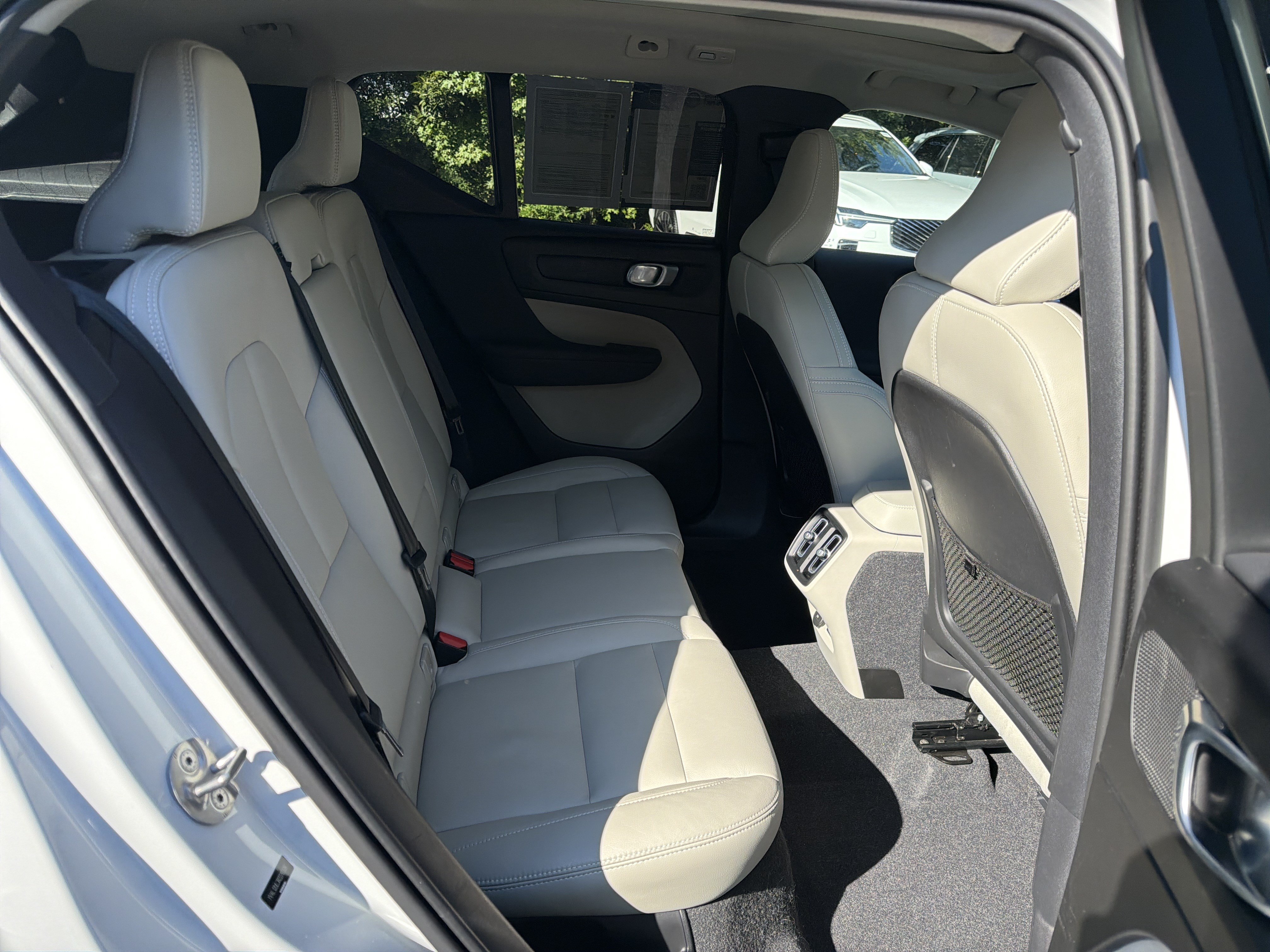 Certified 2024 Volvo XC40 B5 Plus w/ Protection Package Premier AWD/4WD image 33