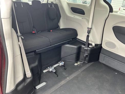 Used 2023 Chrysler Voyager LX image 7