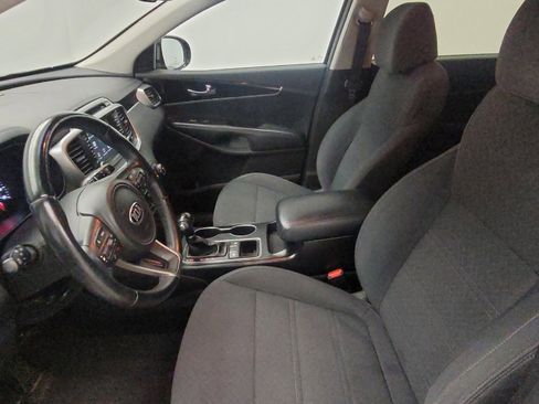 Used 2017 Kia Sorento LX w/ LX Convenience Package image 17