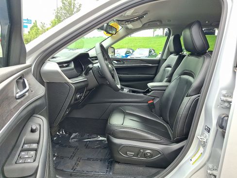 Certified 2023 Jeep Grand Cherokee Limited AWD/4WD image 13