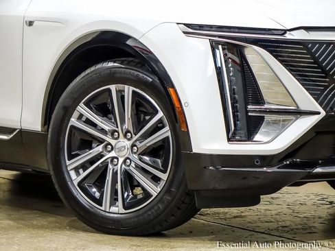 Certified 2024 Cadillac Lyriq Luxury AWD/4WD image 4