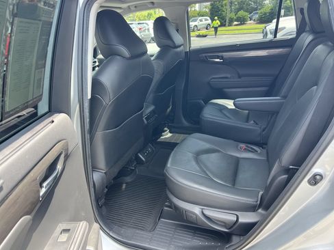 Used 2020 Toyota Highlander Limited AWD/4WD image 32