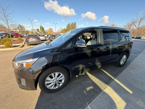 Used 2017 Kia Sedona LX w/ LX Essentials Premium Package image 4
