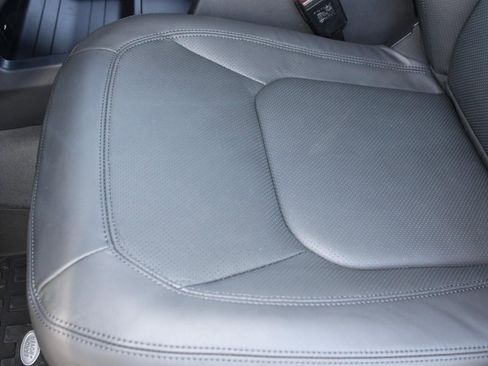 New 2025 Land Rover Defender 110 X-Dynamic SE image 33