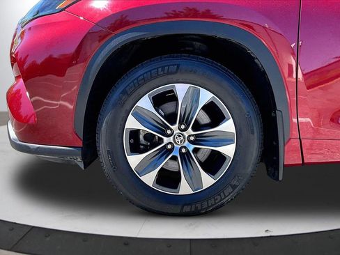 Used 2023 Toyota Highlander XLE FWD image 34