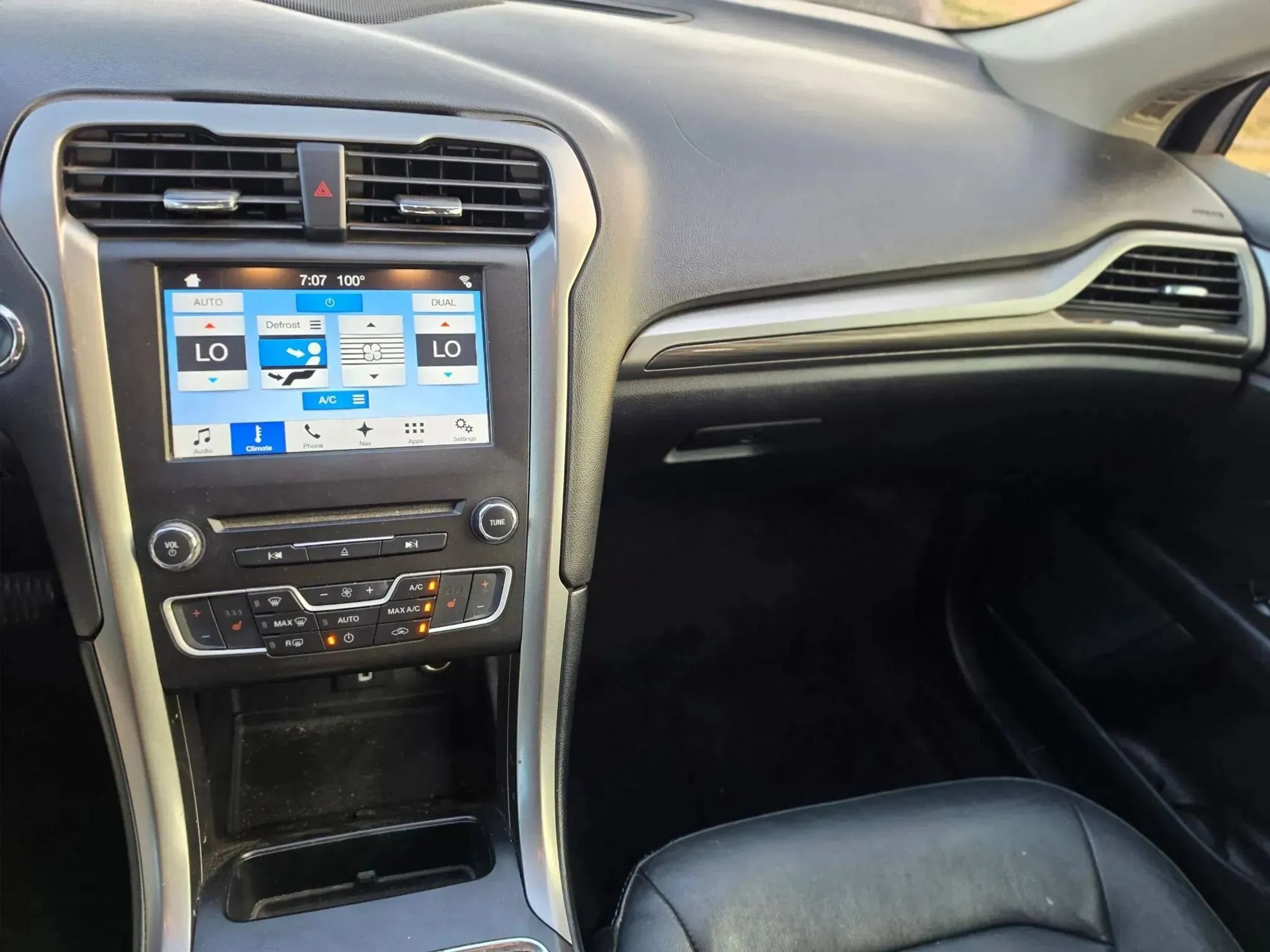 Used 2017 Ford Fusion SE w/ Fusion SE Technology Package FWD image 18
