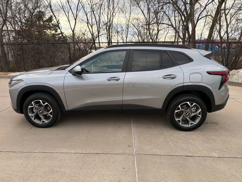 Used 2025 Chevrolet Trax LT image 3