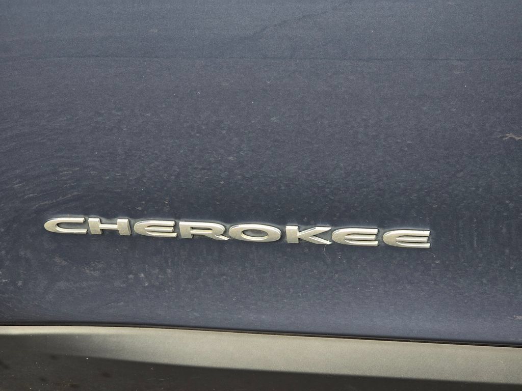 Used 2019 Jeep Cherokee Latitude Plus w/ Cold Weather Group AWD/4WD image 20