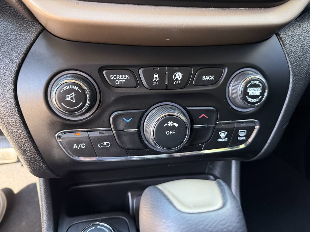 Used 2015 Jeep Cherokee Latitude w/ Cold Weather Group AWD/4WD image 27