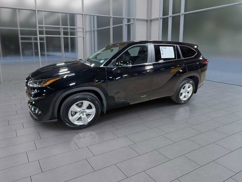 Used 2023 Toyota Highlander LE AWD/4WD image 4