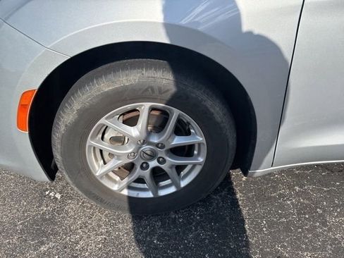 Used 2023 Chrysler Voyager LX image 10