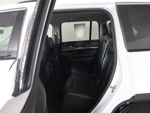Used 2023 Jeep Grand Cherokee Limited w/ Luxury Tech Group II AWD/4WD image 32