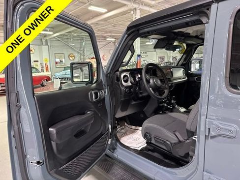 Used 2024 Jeep Gladiator Sport AWD/4WD image 11