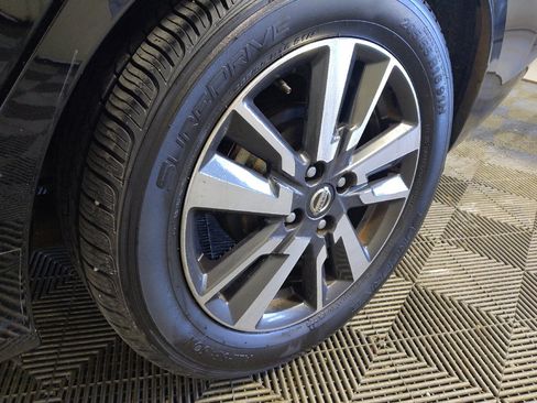 Used 2021 Nissan Versa SV FWD image 31