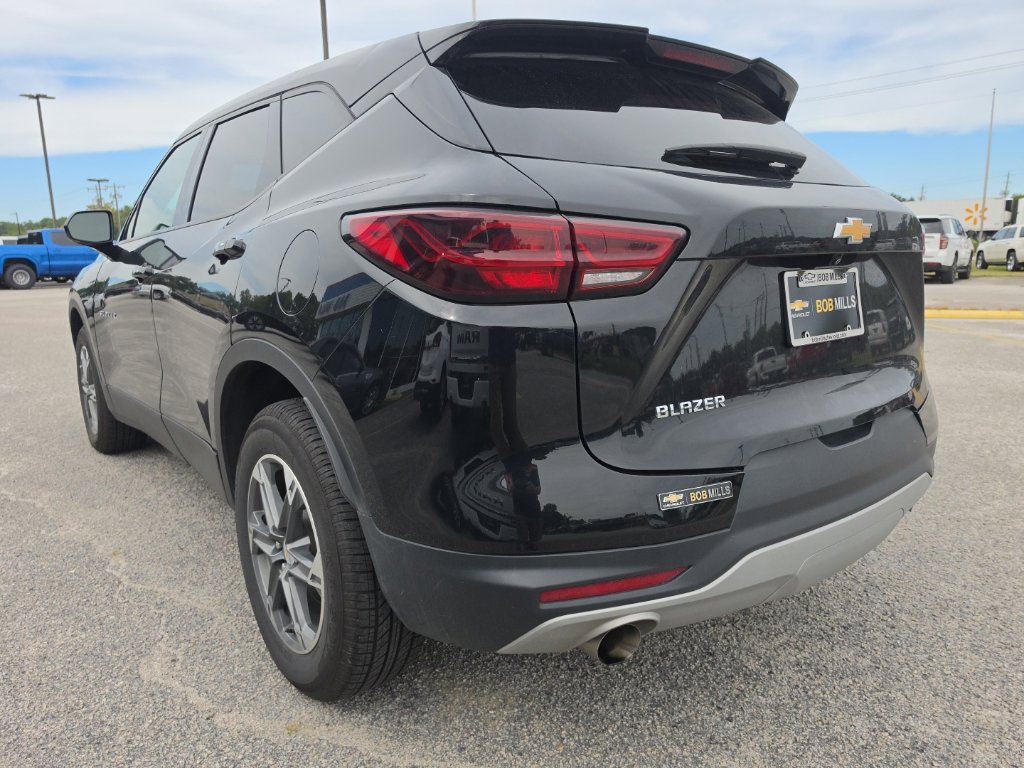 Used 2025 Chevrolet Blazer LT FWD image 3