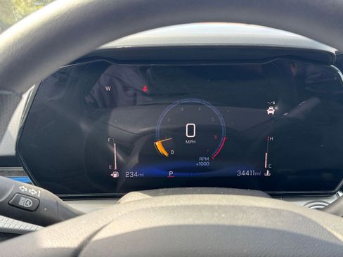 Used 2025 Chevrolet Trax LT image 36