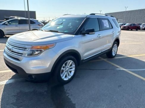 Used 2014 Ford Explorer XLT w/ Equipment Group 202A AWD/4WD image 16