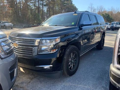Used 2020 Chevrolet Suburban Premier w/ Premier Plus Edition image 13