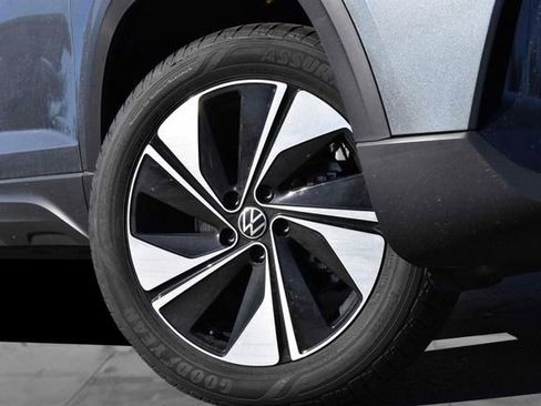 New 2025 Volkswagen Taos SE image 3