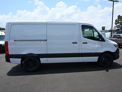 Used 2025 Mercedes-Benz Sprinter 2500 image 24