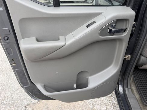 Used 2012 Nissan Frontier SV w/ SV Premium Utility Pkg AWD/4WD image 15